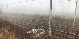 Samochód spadł ze skarpy w bliskiej odległości torowiska – ZDJĘCIA!