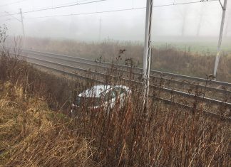 Samochód spadł ze skarpy w bliskiej odległości torowiska – ZDJĘCIA!