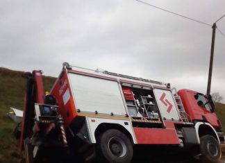 Zdarzenie drogowe z udziałem wozu strażackiego – ZDJĘCIA