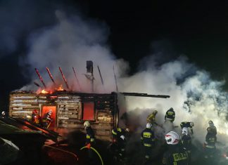 Nocny pożar pustostanu w powiecie nowosądeckim. ZDJĘCIA