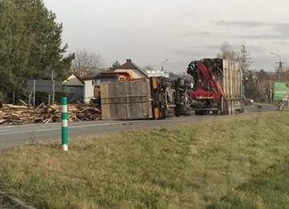 Zablokowana DK-94 w Łapczycy! Wszystko przez drewno na drodze