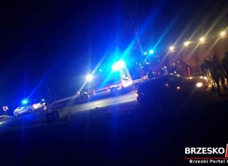 Zablokowana droga krajowa 75 po zderzeniu trzech pojazdów. Są osoby poszkodowane – ZDJĘCIA