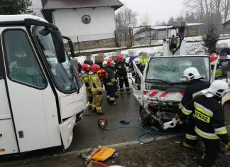 Karambol z udziałem autokaru. Jedna osoba zakleszczona w pojeździe – ZDJĘCIA!