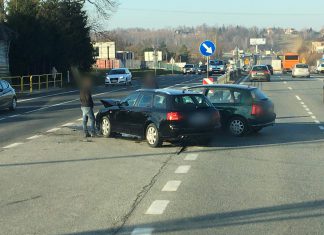 Zderzenie dwóch pojazdów na Zakopiance w Krzyszkowicach. Służby pracują na miejscu
