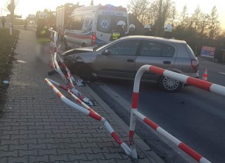 Samochód osobowy uderzył w bariery na DK-7 w Domiarkach. Służby prowadzą działania na miejscu zdarzenia – ZDJĘCIA!