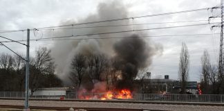 Pożar pustostanu w Krakowie. Zadymienie było widać z dużej odległości. ZDJĘCIA, FILM