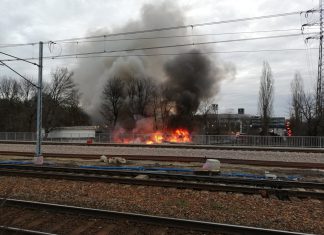 Pożar pustostanu w Krakowie. Zadymienie było widać z dużej odległości. ZDJĘCIA, FILM
