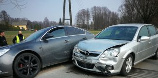 Po policyjnym pościgu udało się zatrzymać kierowcę w powiecie oświęcimskim, uszkodzony został radiowóz ZDJĘCIA, FILM