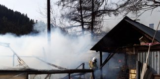Pożar drewnianych zabudowań w Mszanie Górnej – ZDJĘCIA