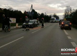 Zderzenie 3 pojazdów w Łapczycy. Są osoby poszkodowane – ZDJĘCIA