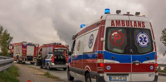 Wojnicz: samochód osobowy uderzył w ogrodzenie. Jedna osoba poszkodowana