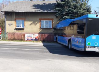 Kierowca autobusu uderzył w ogrodzenie. Niestety nie udało się go uratować.