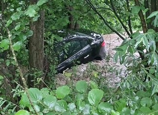 Niebezpieczne zdarzenie na sądecczyźnie. Woda porwała samochód z kierowcą