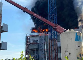 Pożar na terenie budowy w Krakowie. Kłęby czarnego dymu widać z oddali kilku kilometrów – FILM!