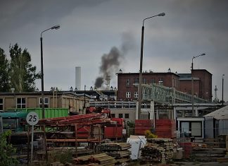 Pożar w budynku na terenie zakładów w Oświęcimiu ZDJĘCIA