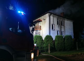 Od uderzenia pioruna w ogniu stanęło poddasze domu w powiecie oświęcimskim ZDJĘCIA