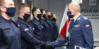 70 nowo przyjętych funkcjonariuszy zasiliło dziś małopolski garnizon Policji