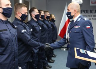 70 nowo przyjętych funkcjonariuszy zasiliło dziś małopolski garnizon Policji