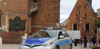 Działania małopolskich policjantów w pierwszym dniu objęcia kraju żółtą strefą