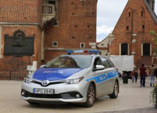 Działania małopolskich policjantów w pierwszym dniu objęcia kraju żółtą strefą