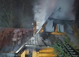 Drewnianego budynku nie udało się uratować. Ogromne straty po pożarze. ZDJĘCIA!