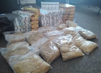 Krakowscy policjanci przejęli nielegalne papierosy i krajankę tytoniową