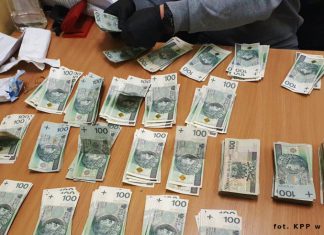 Policjanci odzyskali 100 tysięcy złotych wyłudzone od mieszkanki Nowego Sącza