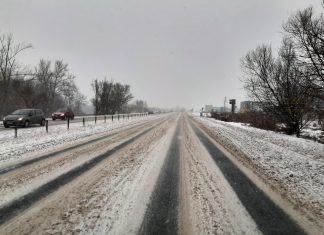 Śnieżyce i opady marznące w Małopolsce. Utrudnienia na drogach