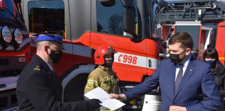 Nowe samochody i sprzęt pożarniczy dla małopolskich strażaków