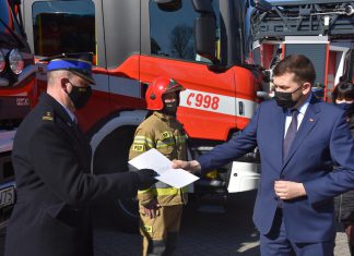 Nowe samochody i sprzęt pożarniczy dla małopolskich strażaków