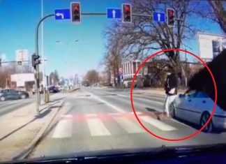 Kierowca, który potrącił kobietę jadącą na hulajnodze w Krkowie, a następnie uciekł z miejsca zdarzenia w rękach policji – FILM!