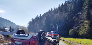 Poranne dachowanie w powiecie nowosądeckim, poszkodowana została jedna osoba ZDJĘCIA