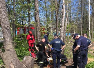 Policjanci odnaleźli zaginionego 80 – latka. Trafił pod opiekę ratowników medycznych