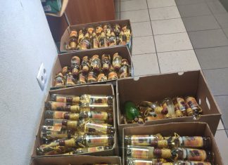 Policjanci zabezpieczyli ponad 100 litrów alkoholu bez akcyzy i kilka kastetów