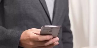 Policjanci przestrzegają przed smsami od oszustów