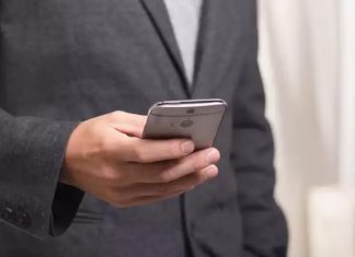 Policjanci przestrzegają przed smsami od oszustów
