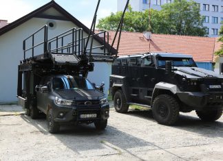 Małopolscy policjanci rozpoczęli eksploatację pojazdu z platformą szturmową na bazie Toyoty Hilux z napędem 6X6