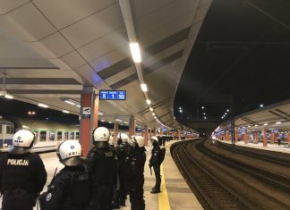 Działania policjantów podczas niedzielnego meczu w Krakowie
