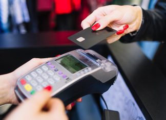 Znalazła kartę bankomatową, lecz zamiast ją zwrócić robiła zakupy