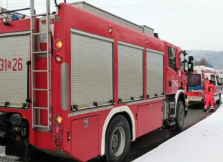 Poślizgnął się i wpadł do rzeki. W porę interweniowały służby ratownicze