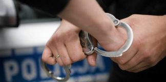 Założył złotą obrączkę i… policyjne „bransoletki”