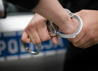 Założył złotą obrączkę i… policyjne „bransoletki”