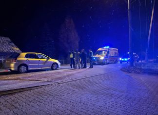 Wypadek drogowy. Kierujący potrącił policjanta prowadzącego kontrolę drogową.