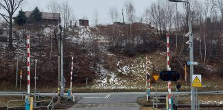 Wjechała z czwórką dzieci na przejazd kolejowy mimo opuszczających się zapór