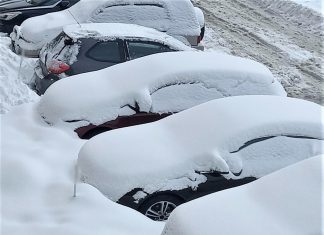 Oszronione szyby i samochód pokryty śniegiem – czym grozi taka jazda?