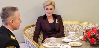 Pierwsza Dama Agata Kornhauser-Duda dziękuje strażakom za działania związane z przyjmowaniem uchodźców z Ukrainy