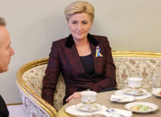Pierwsza Dama Agata Kornhauser-Duda dziękuje strażakom za działania związane z przyjmowaniem uchodźców z Ukrainy
