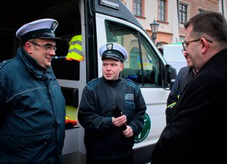 Służby ratownicze na pikniku dla Ukrainy
