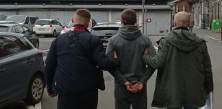 Krakowscy policjanci zatrzymali dilera, który próbował wyrzucić przez okno walizkę z 14 kg mefedronu