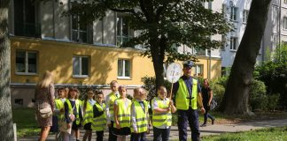 Bezpieczna droga do szkoły z udziałem małopolskich policjantów ruchu drogowego